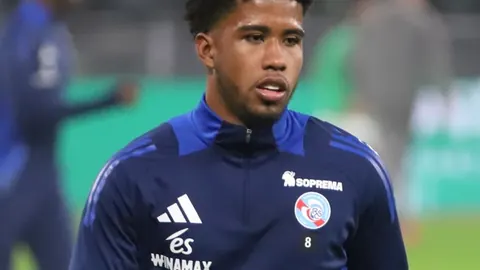 Andrey Santos warming up